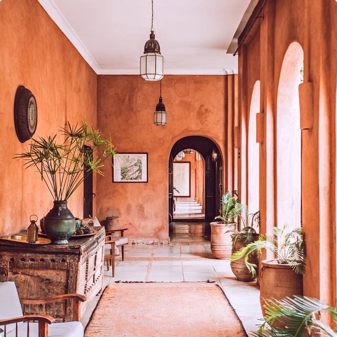 An interior image showcasing a brown-orange tadelakt room.